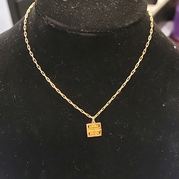 Bundle AUTHENTIC GIVENCHY GOLD PLATED Necklace free Cosmetic case - Picture 2 of 9